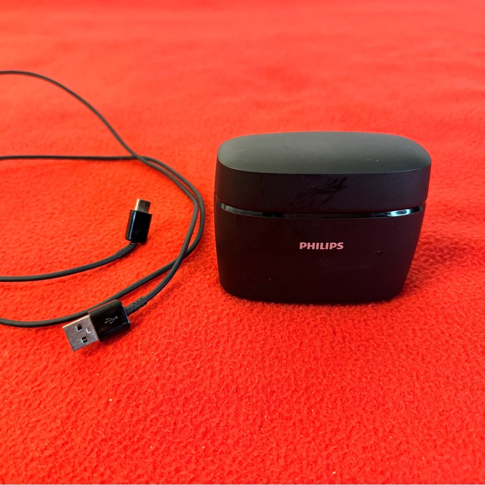 Philips Plus MNR TR C-2B2 Wireless Rechargeable 5-V Portable Charging Case